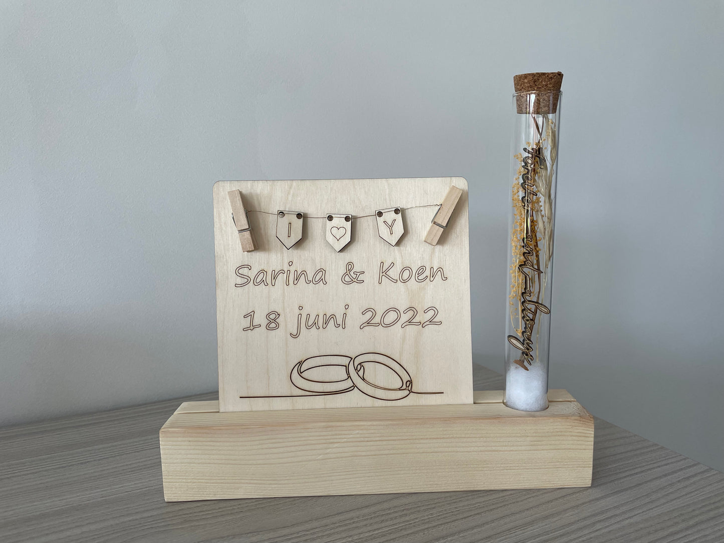 Staander met buisje en kaartje