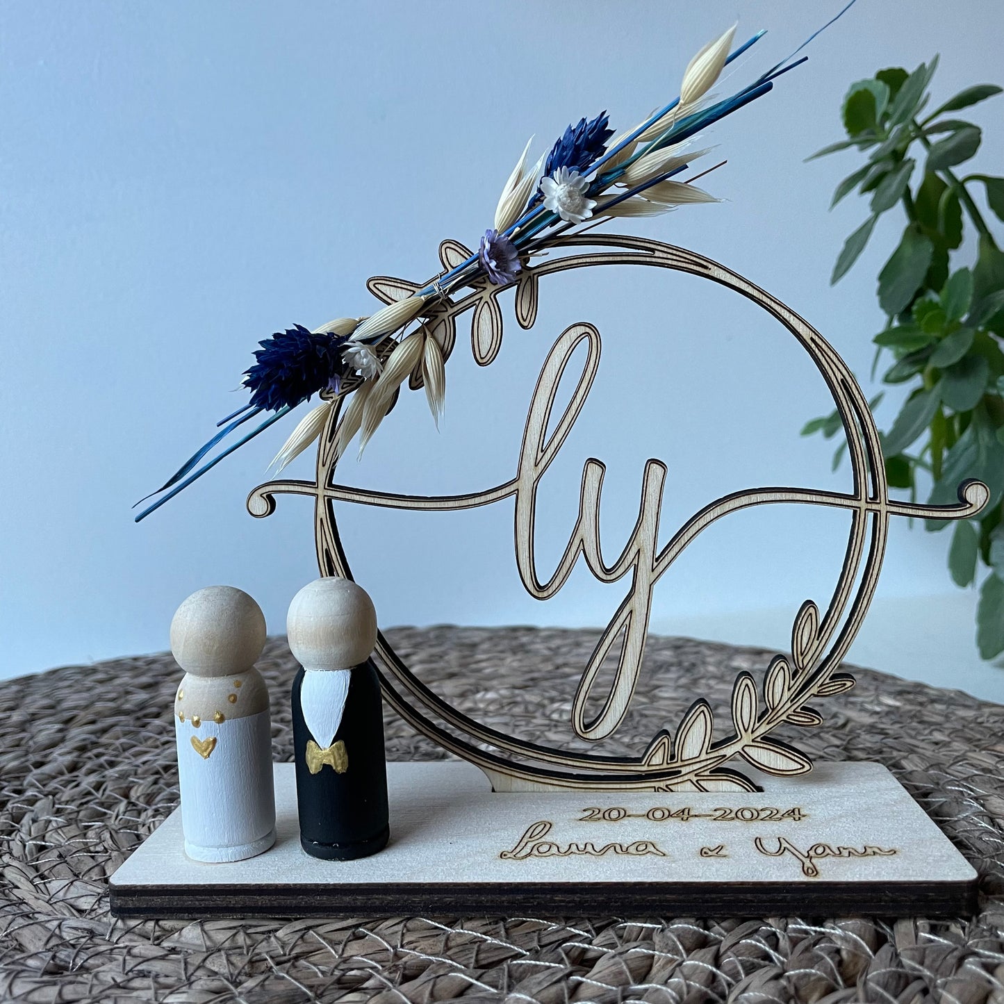 Cirkel met naam en droogbloemen